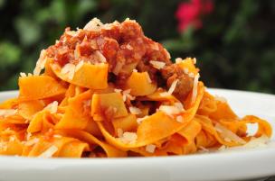 Tagliatelle al ragù di salsiccia