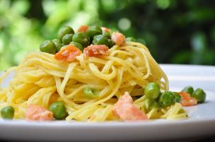 Tagliolini salmone e piselli