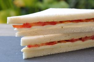 Tramezzini pomodoro e mozzarella