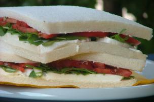 Tramezzini pomodoro, rucola e mozzarella