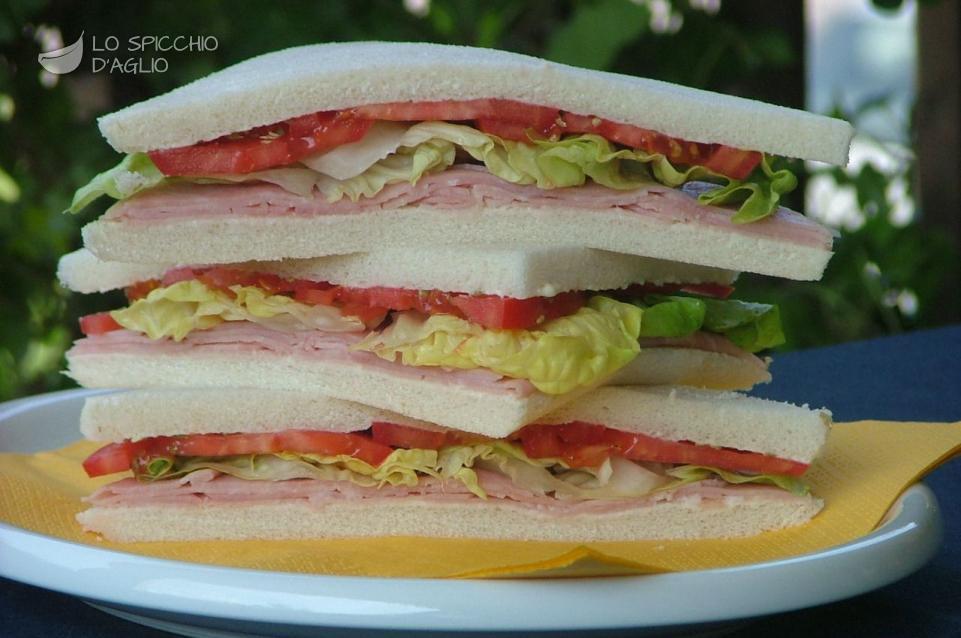 Tramezzini cotto, lattuga e pomodoro Tramezzini cotto, lattuga e pomodoro