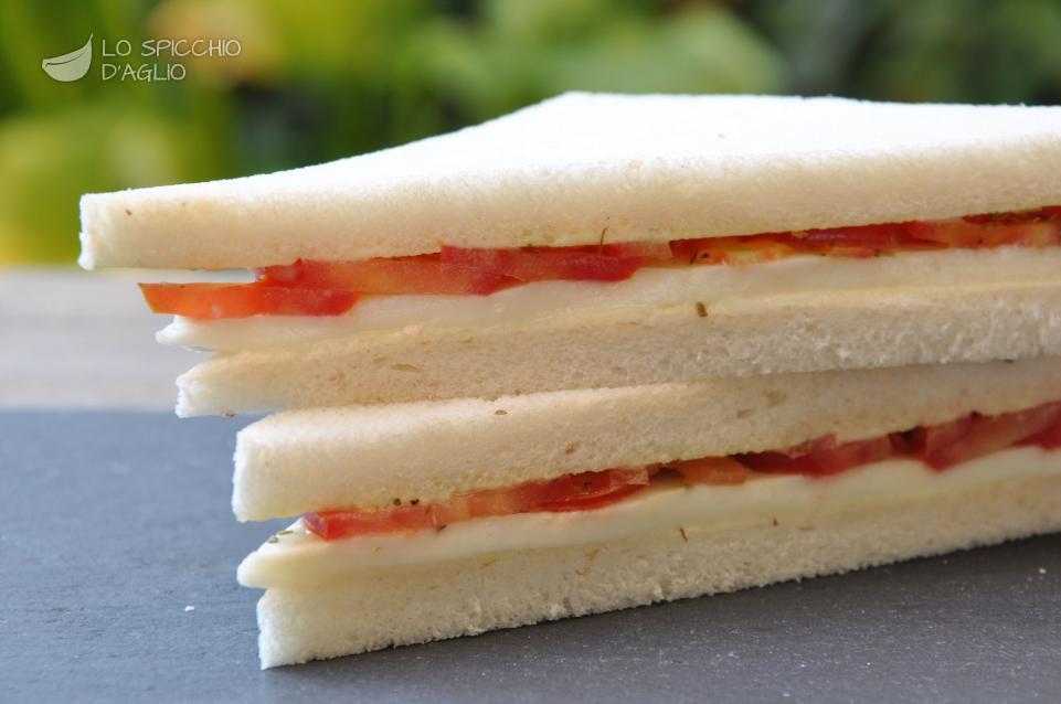 Tramezzini pomodoro e mozzarella