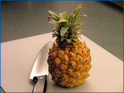 Taliere, ananas, coltello