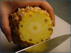 Il fondo dell'ananas tagliato