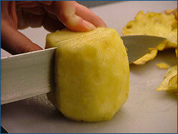 Tagliare l'ananas a metà