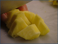 Tagliare l'ananas a pezzetti