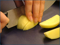Tagliare le patate a spicchi più piccoli