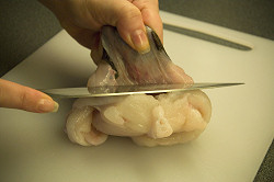 Tirare la pelle e aiutarsi con il coltello
