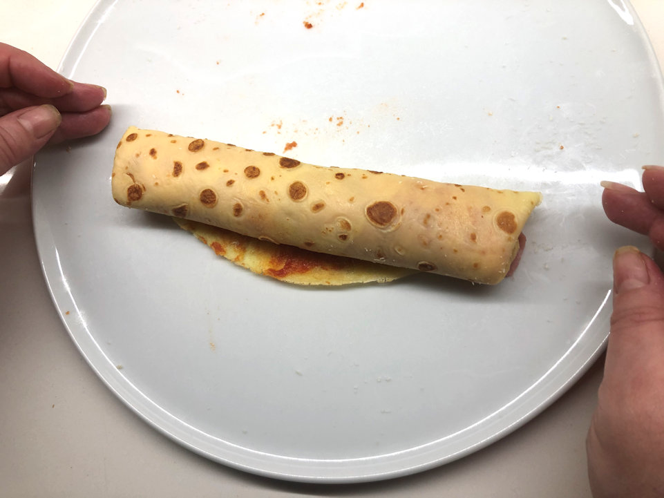 Finire di arrotolare la crespella