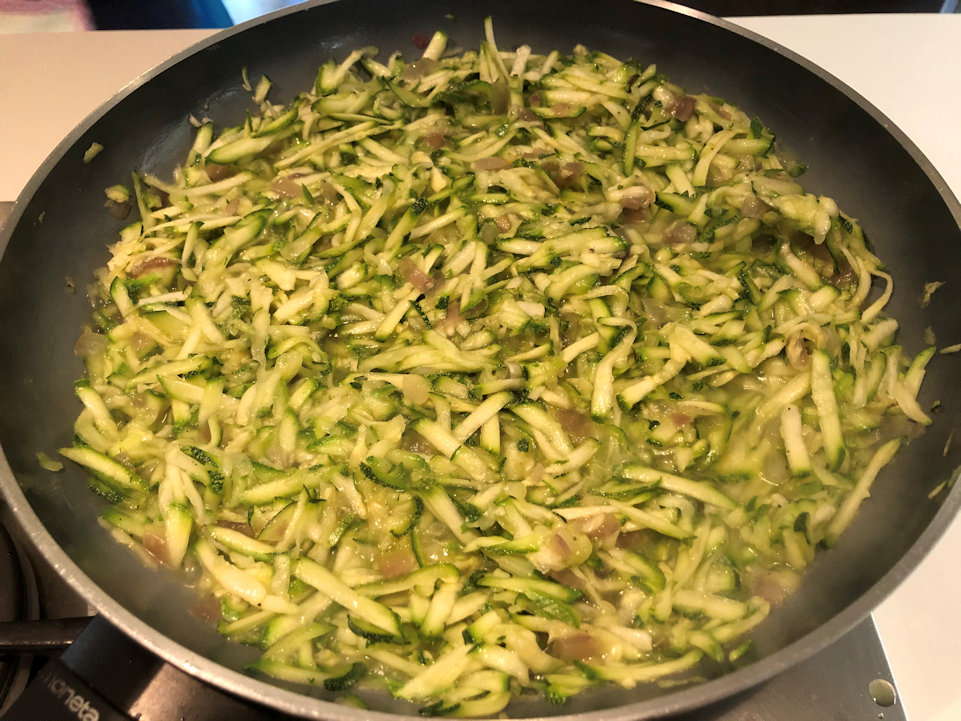 Unire le zucchine e mescolare bene