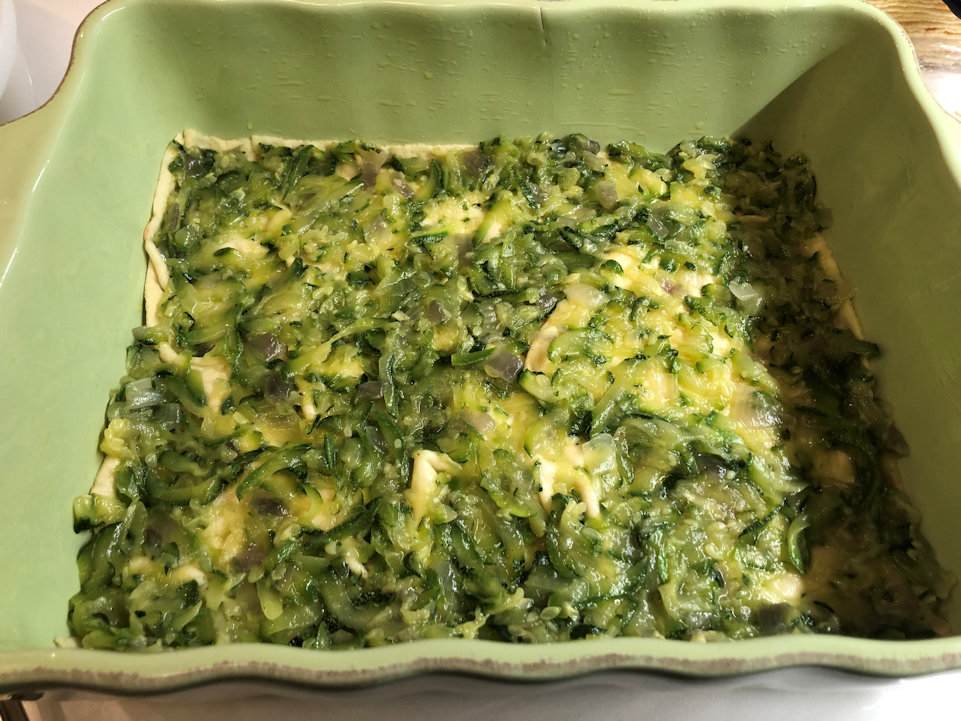 Uno strato di zucchine sopra il pane Carasau