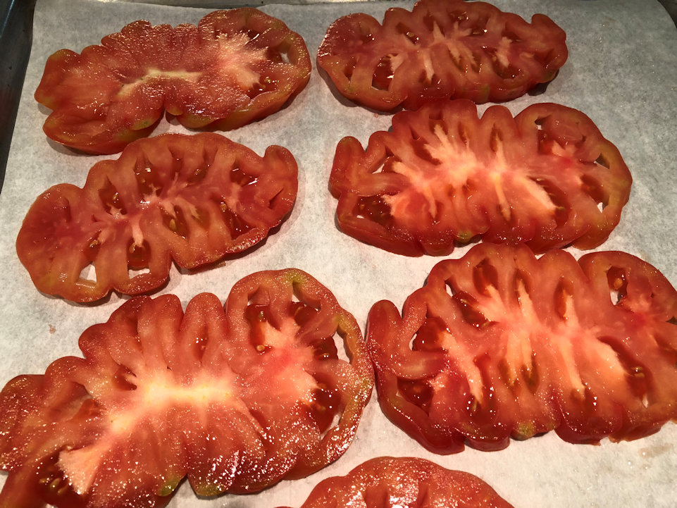 Pomodori cuori di bue affettati