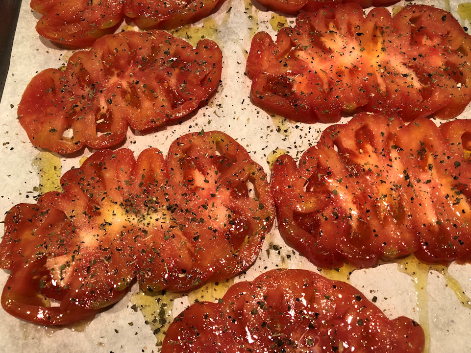 Pomodori conditi pronti per essere cotti