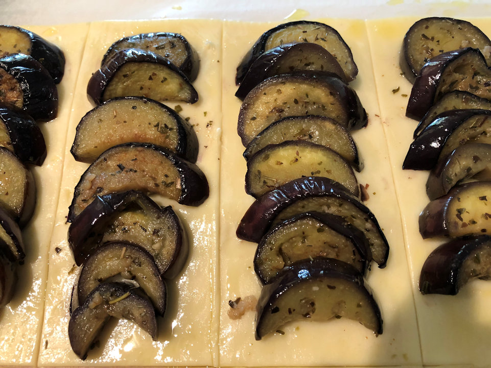 Condire la pasta sfoglia con le melanzane